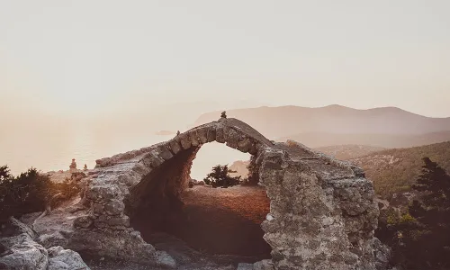 Mura sulla scogliera e momenti di tranquillità al Castello di Monolithos