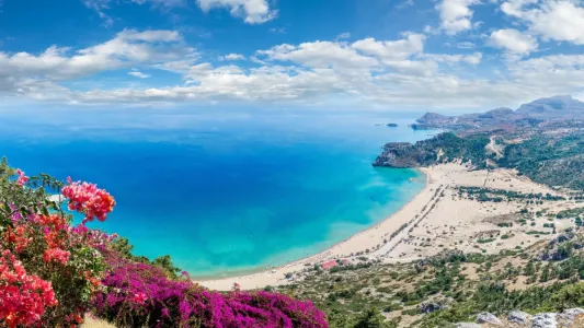 Sabbie dorate e semplici segreti alla spiaggia di Tsambika